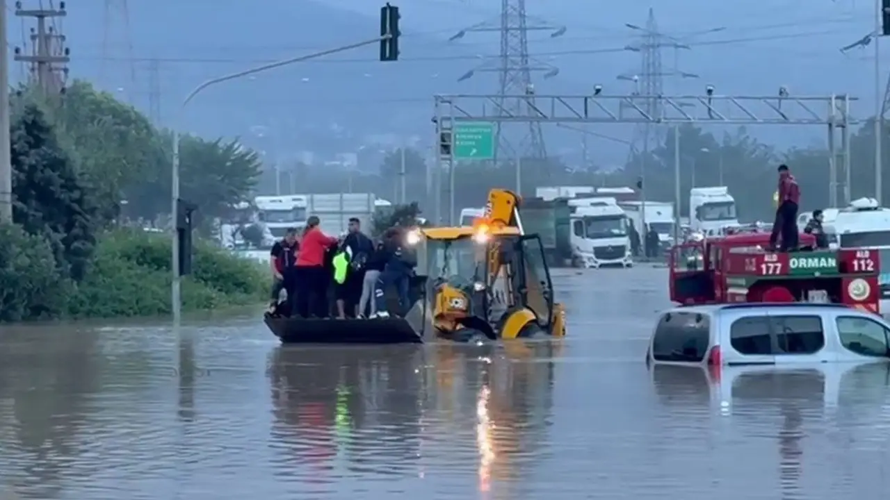 Hatay’ın Kıyı Kesimlerinde Sel ve Heyelan: Hayat Durdu
