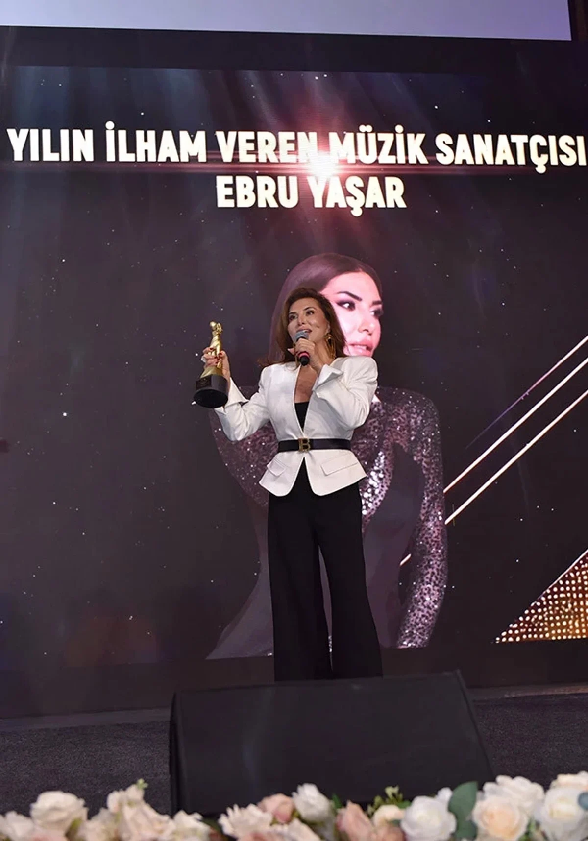 Ödül Töreninde Duygulandıran An: Ebru Yaşar “Yılın İlham Veren Sanatçısı” Ödülünü Filistinlilere Adadı