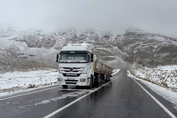 Van’da Mevsimin İlk Karı: Karabet Geçidi Beyaza Büründü, Ekipler Seferber