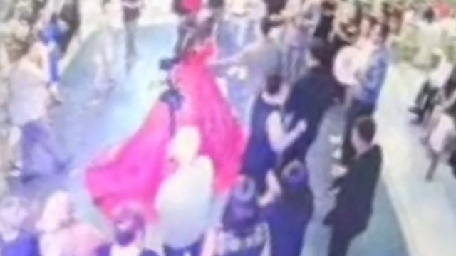 Adana’da Düğün Salonunda Büyük Panik: Dev Avize Gelinin Üzerine Düştü!