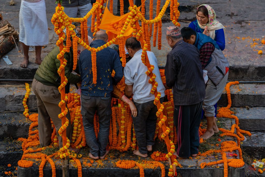 Hindistan'da Şok Edici Olay: 74 Yaşındaki Adam Kendi Cenazesini Sahneledi