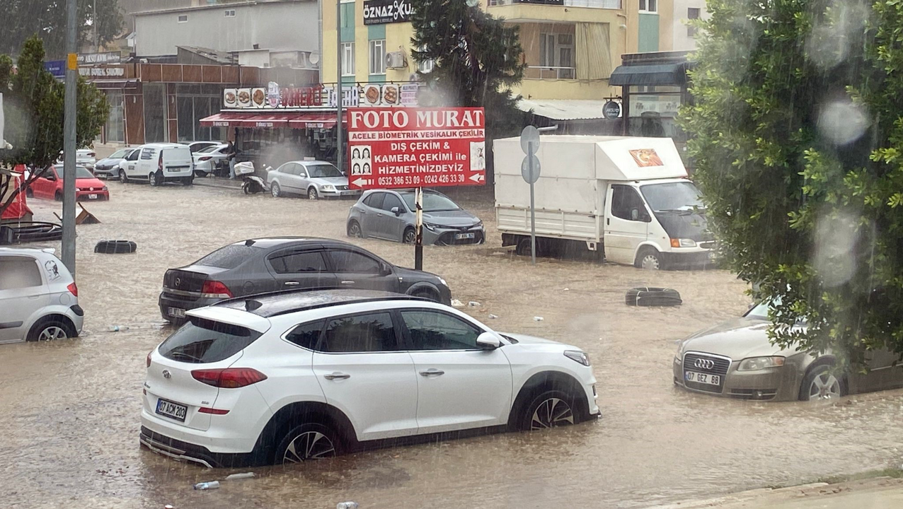 🌧️ Meteoroloji Uyardı, Birçok Kent Sular Altında Kaldı