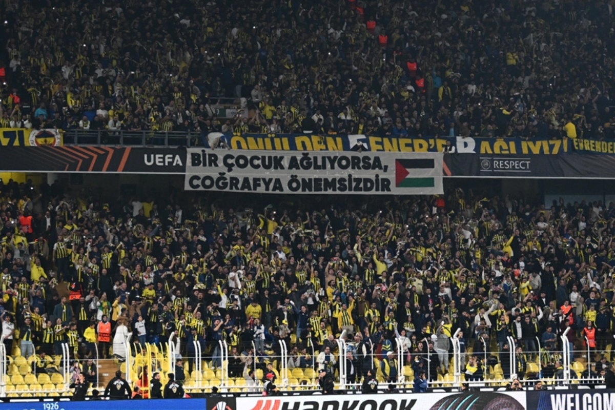 Fenerbahçe Tribünlerinden Filistin’e Kalpten Destek: “Bir Çocuk Ağlıyorsa, Coğrafya Önemsizdir”