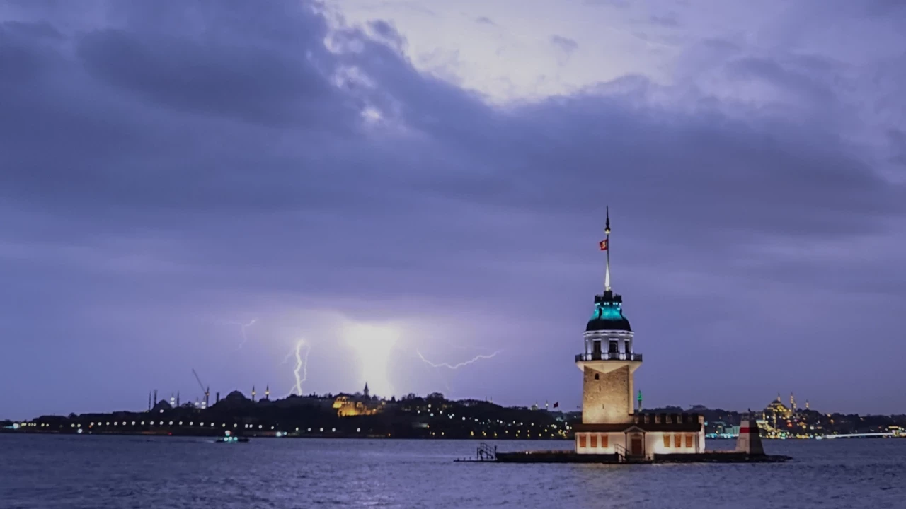 İstanbul’u Fırtına Vurdu: Vatan Caddesi’nde 3 Metrelik Çöküntü, Taksi Takla Attı!