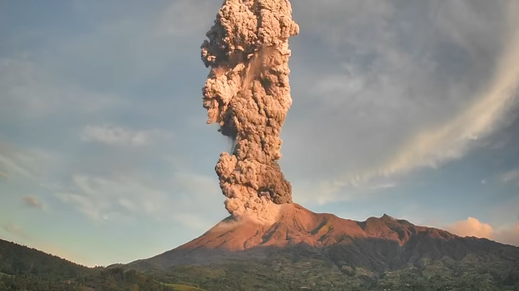 Filipinler’de korkutan patlama: Kanlaon Yanardağı kül püskürttü, şehir kül bulutuna gömüldü!