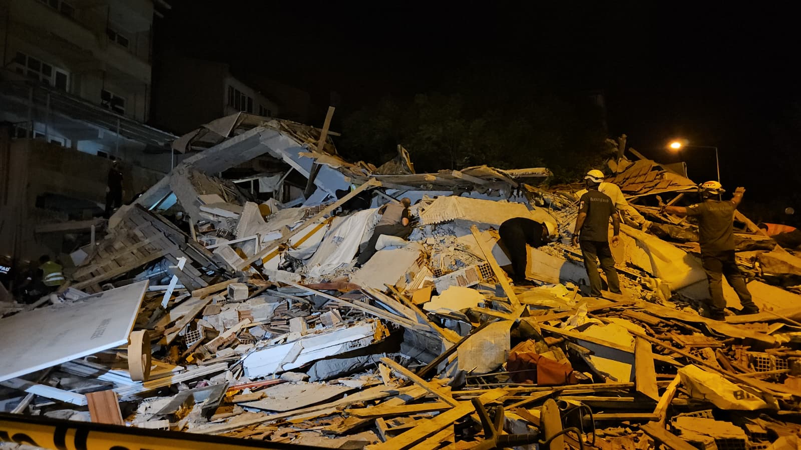 Balıkesir Sındırgı'da 6,1 Büyüklüğünde Deprem: Bir Bina Yıkıldı, Enkaz Altında Kalanlar Var