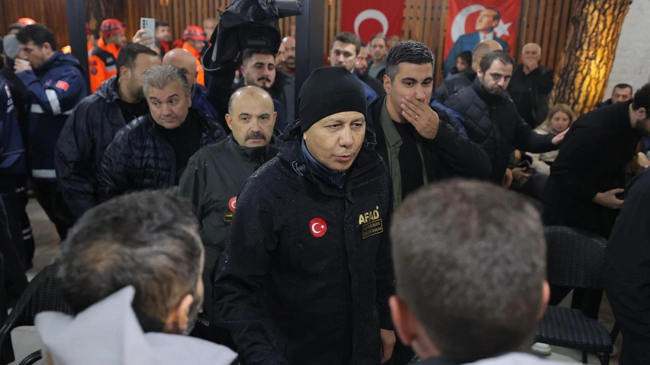 İç İşleri Bakanı Yerlikaya Açıkladı : Can Kaybı Yok, 3 Bina ve 1 Dükkan Yıkıldı