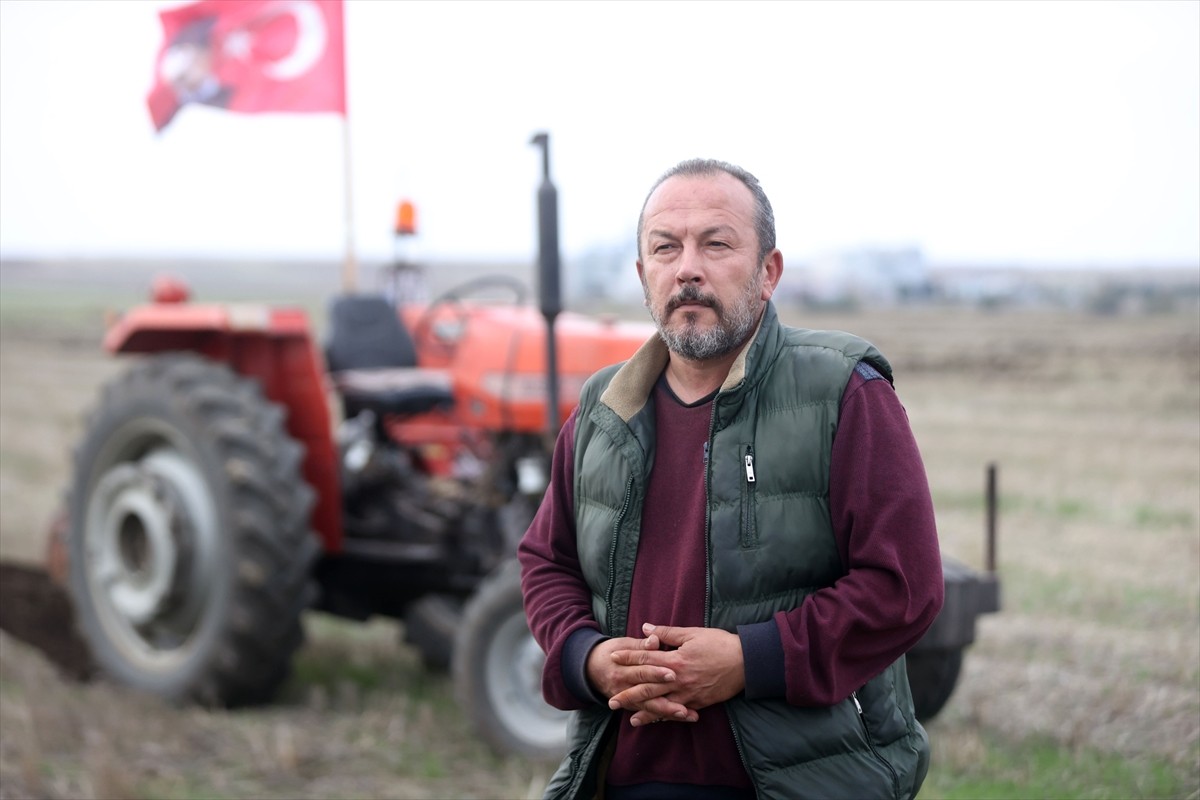 Kırklarelili Çiftçi Tarlasına Pullukla “Cumhuriyet 102 Yaşında” Yazdı