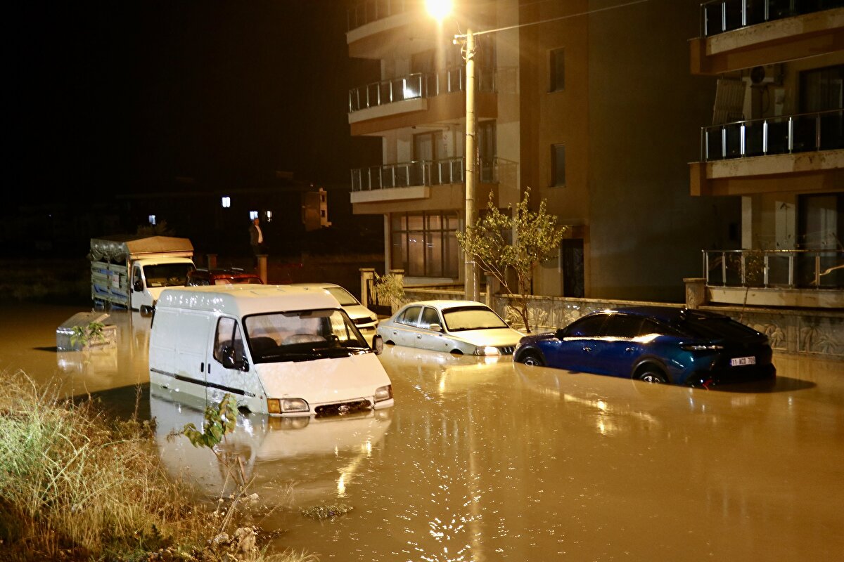 İzmir’de Felaket Gibi Sağanak! Bergama’da Metrekareye 137 kg Yağış Düştü, Sokaklar Göle Döndü