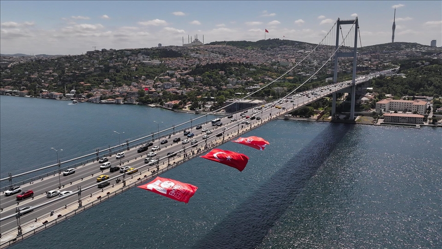 İstanbul Boğazı’nda Görkemli Manzara: Köprüler Türk Bayraklarıyla Kızıl Beyaza Büründü
