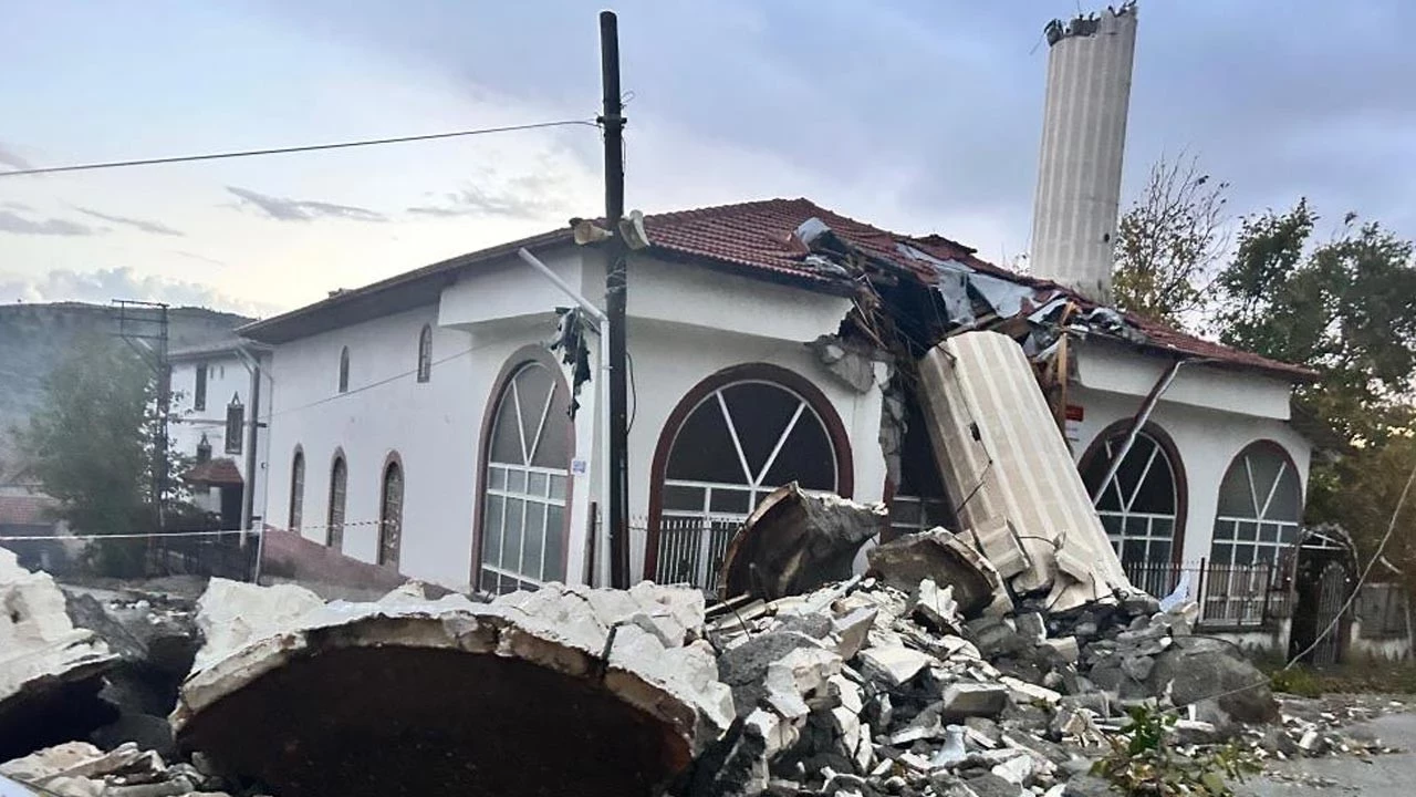 Ankara’daki Gökgürültülü Fırtına: Cami Minâresi Yıkıldı, Mucize Kurtuluş Yaşandı