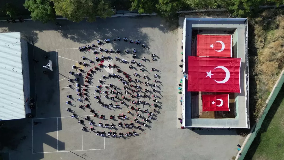 200 Öğrenciden ‘İzindeyiz’ Koreografisiyle Güçlü Cumhuriyet Mesajı – Diyarbakır’da 29 Ekim Etkinliği