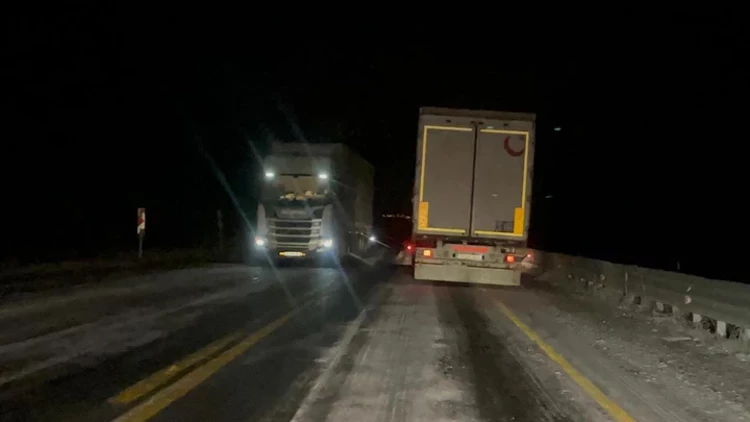 Kar ve Buzlanma Alarmı: Ilgar Geçidi’nde TIR’lar Yola Mahsur Kaldı