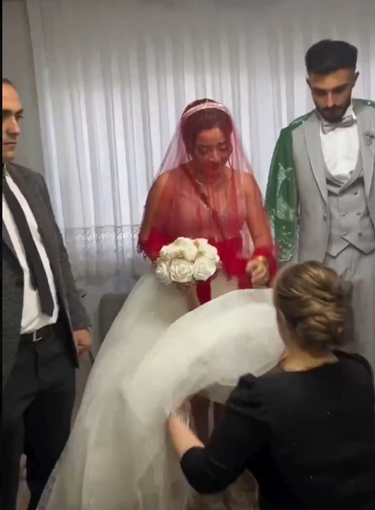 Düğünde Mikrofonu Eline Aldı, Damadı Şoka Soktu: Anne Sözleri Sosyal Medyada Gündem Oldu