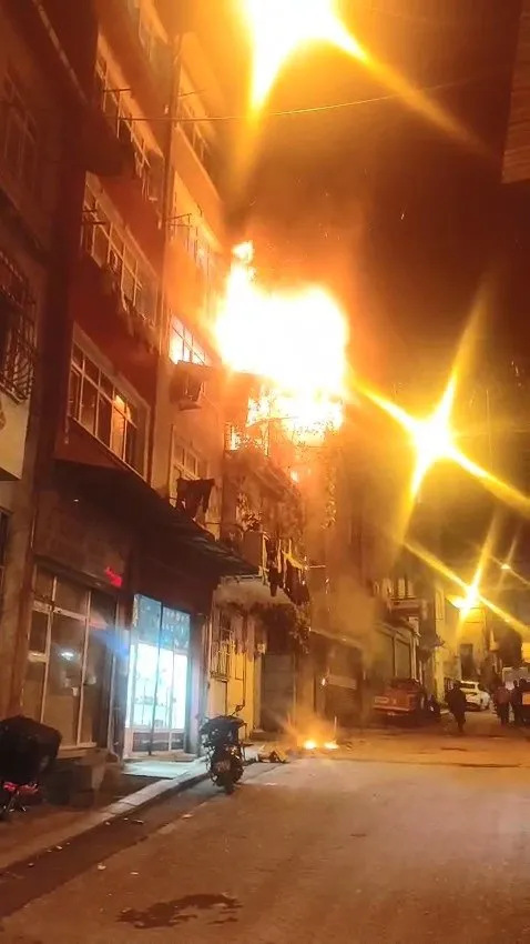 Beyoğlu’nda Kız İsteme Töreni: Atılan Havai Fişek Yangına Sebep Oldu!