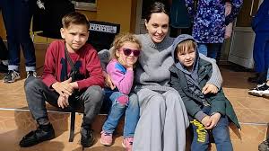Angelina Jolie Ukrayna’nın Cephe Şehri Kherson ve Mykolaiv’i Ziyaret Etti
