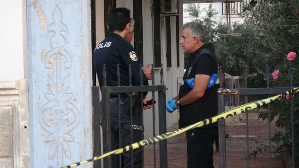 Antalya’da Polis Memuru Cinnet Geçirdi: Eşi ve 2 Çocuğunu Tabancayla Öldürdü