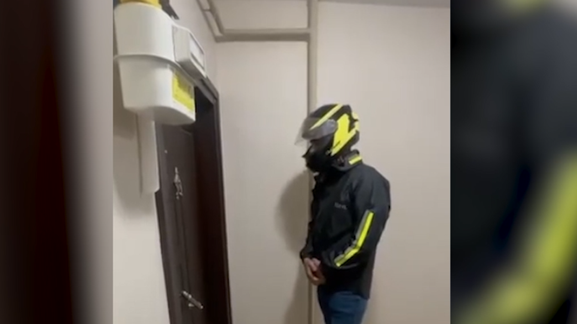 Firari Dolandırıcıyı Yakalamak İçin Polis Kurye Kılığına Girdi