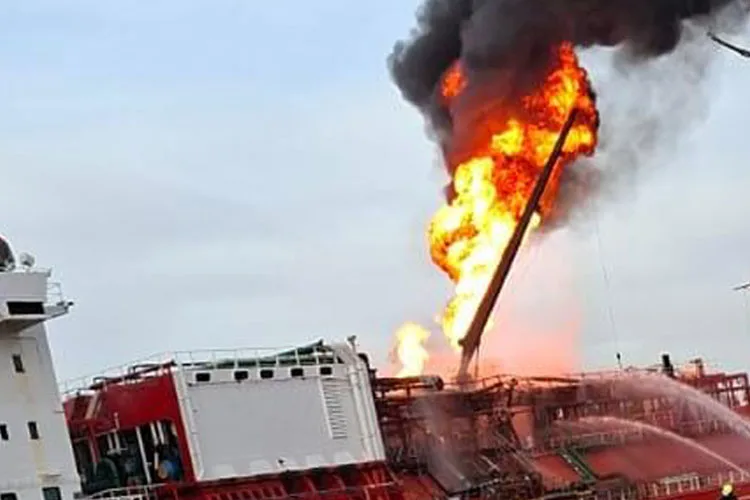 Türk Bayraklı “Orinda” Tankeri Saldırıya Uğradı – Yangın Devam Ediyor