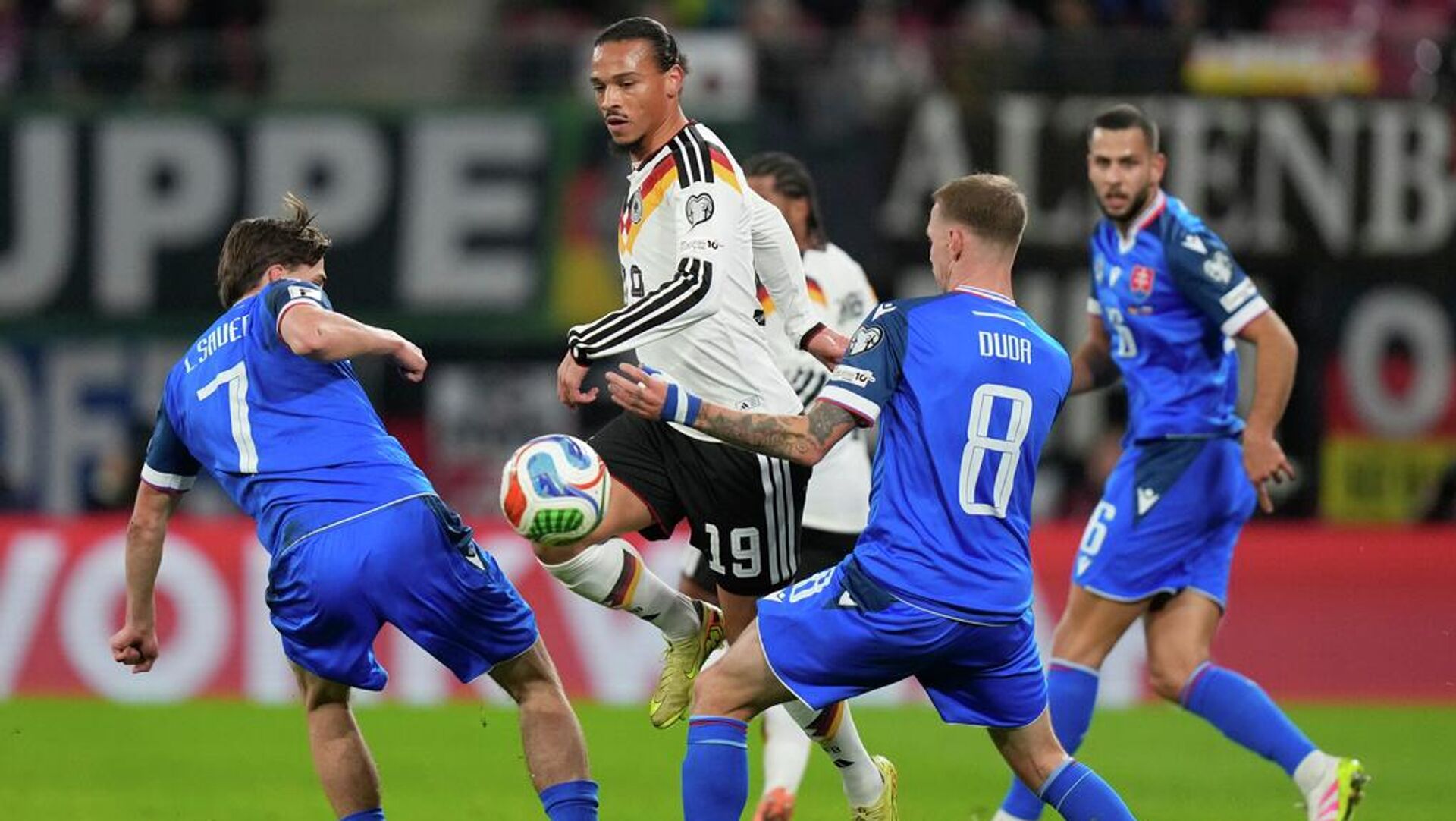 Leroy Sané Şov Yaptı: Almanya, Slovakya’yı 6-0 Yenerek Dünya Kupası Vizesi Aldı