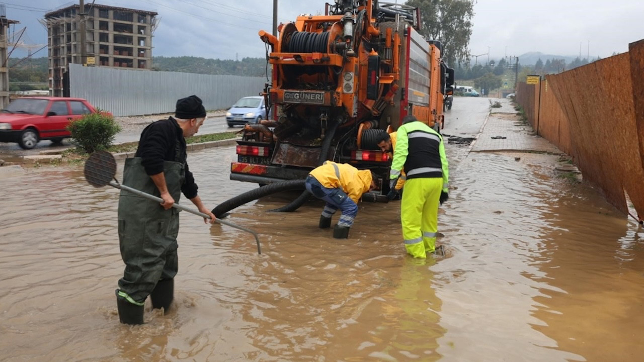 İzmir’de Bir Günlük Yağmur, Bir Aylık Yağışı Geride Bıraktı