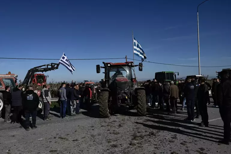 Yunan Çiftçiler Sınırda Yolları Kapattı
