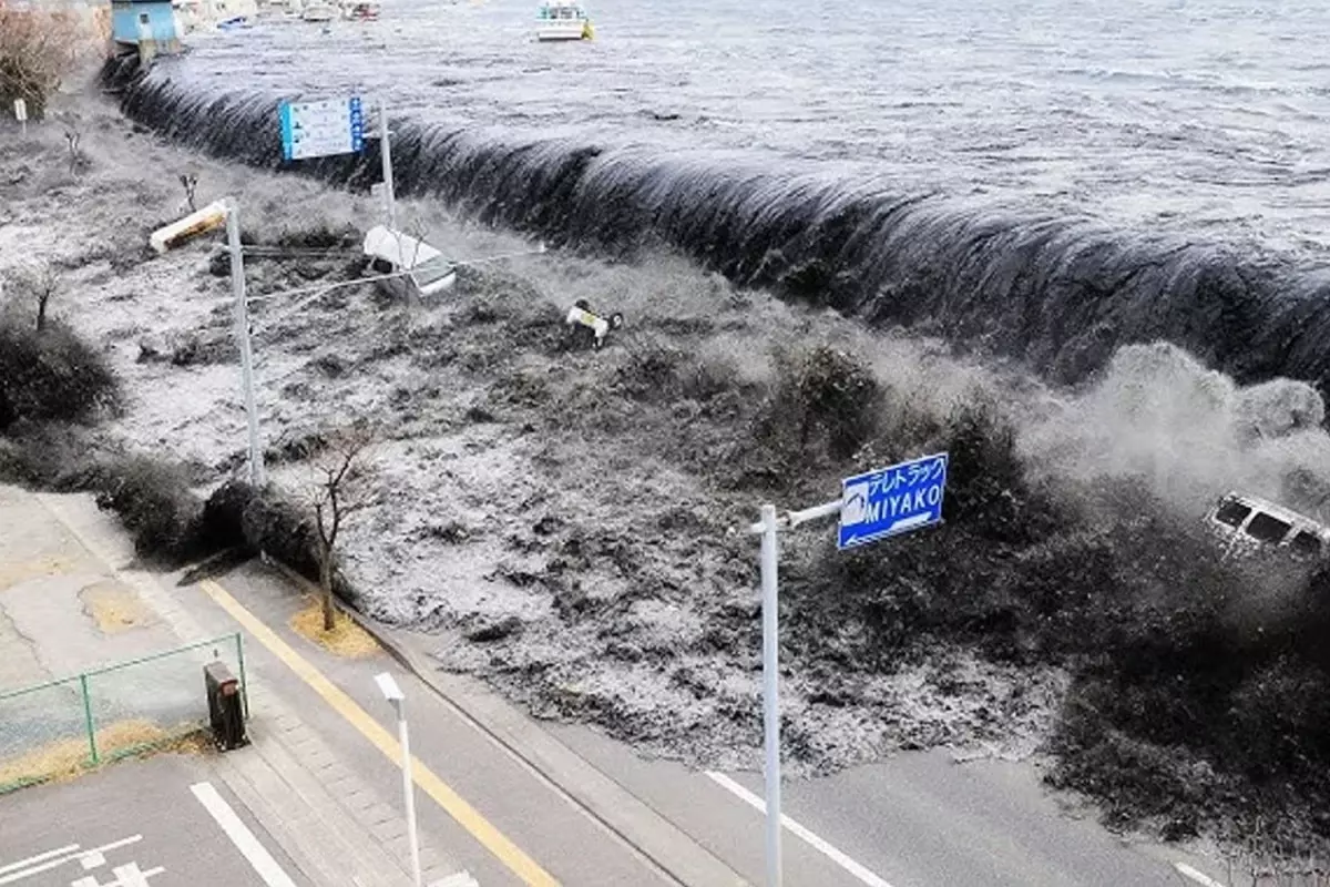Japonya Açıklarında 7.6 Büyüklüğünde Deprem  Tsunami Uyarısı