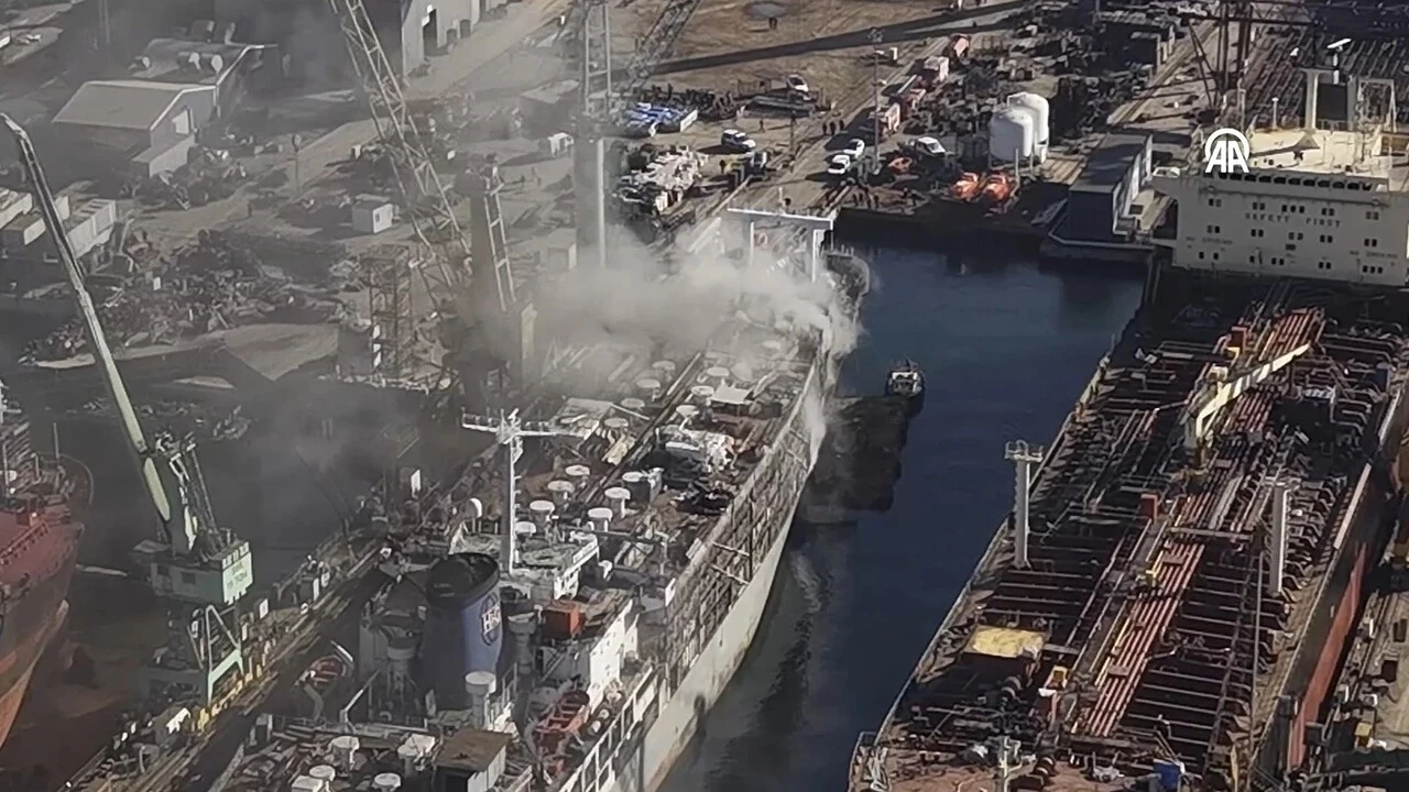 Tuzla Tersanesinde Gemi Yangını