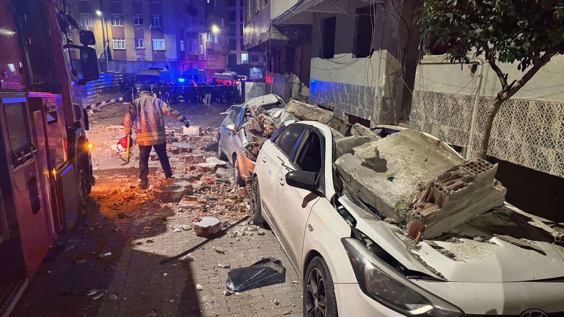 Boş Bina Çatısından Kopan Betonlar Araçların Üzerine Yağdı