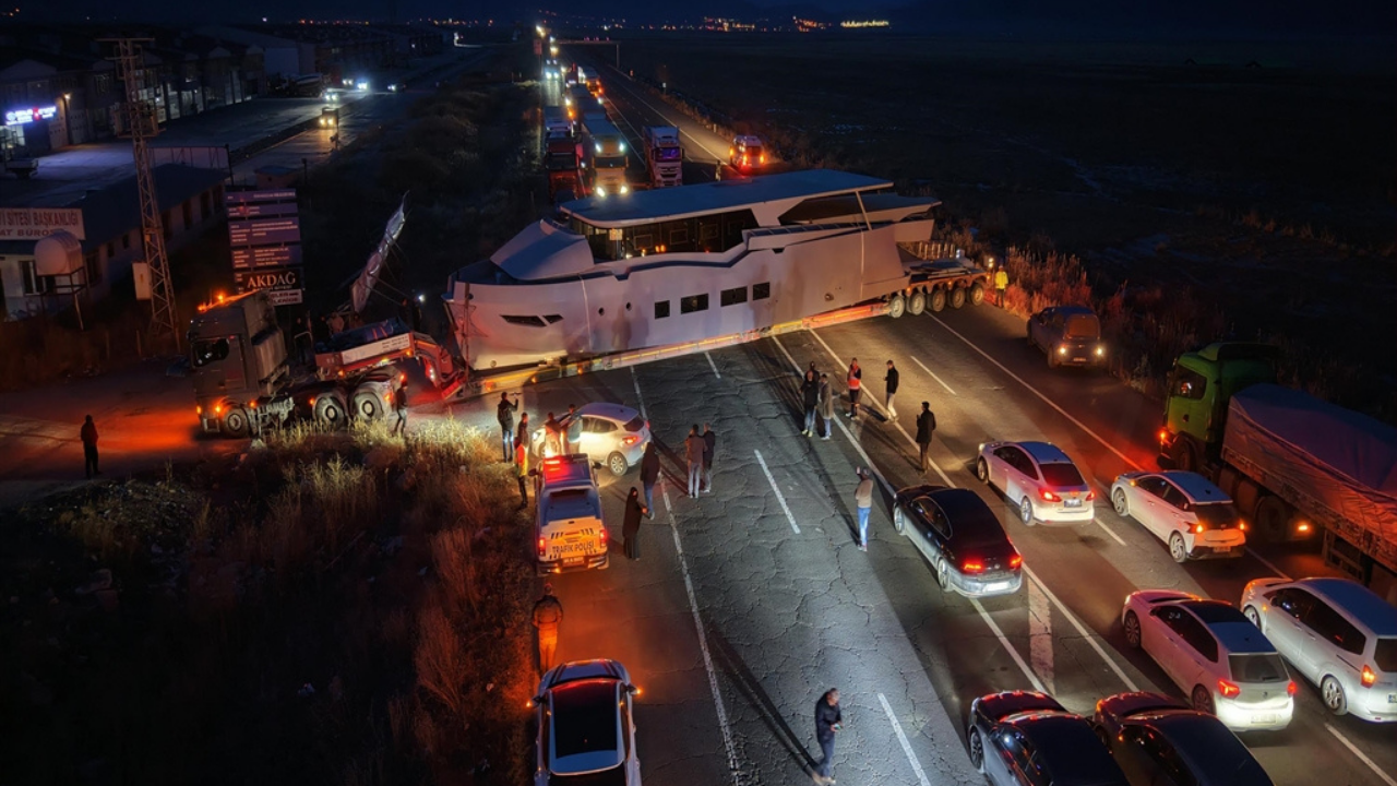 Erzurum’da Devasa Yat Yüklü TIR Yolda Kaldı, Trafik Saatlerce Kilitlendi!