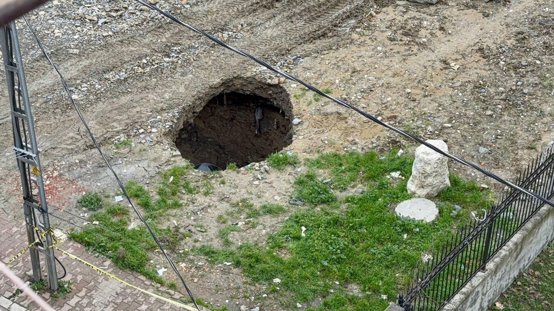 Esenyurt’ta Şoke Eden Olay: Park Halindeki Araç Göçükle Oluşan Çukura Düştü