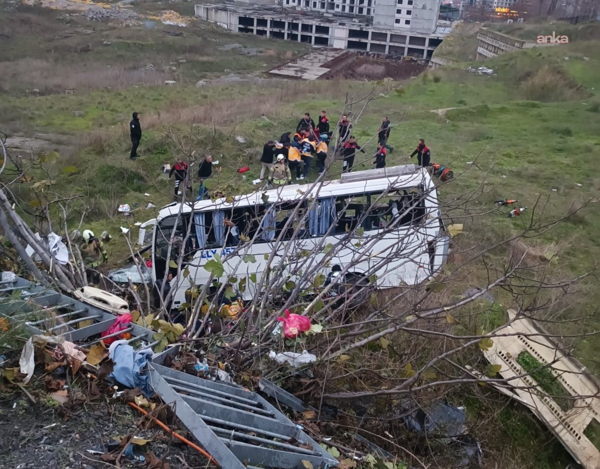 Esenyurt’ta Servis Minibüsü Feci Şekilde Devrildi