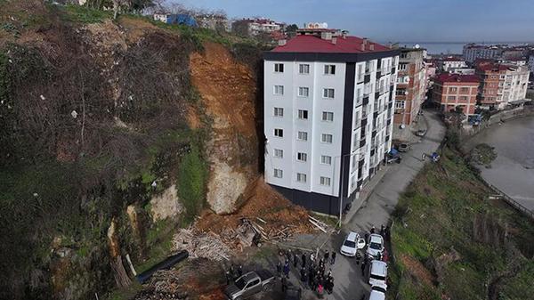 Beklenen Oldu! Heyelan Evine Kaya Düştü