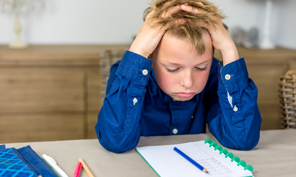 Padre ayudando a su hijo con los deberes de números