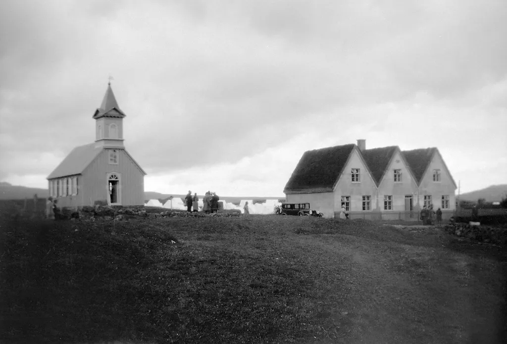 Thingvellir church and vicarage. Thingvellir was declared a national park in 1930, and is today a UNESCO World Heritage. Tingvalla kyrka och prästgård. Tingvalla blev nationalpark 1930 och är idag ett världsarv på UNESCO:s världsarvslista. Location: Thingvellir, Þingvellir, Suðurland, Iceland, Islan