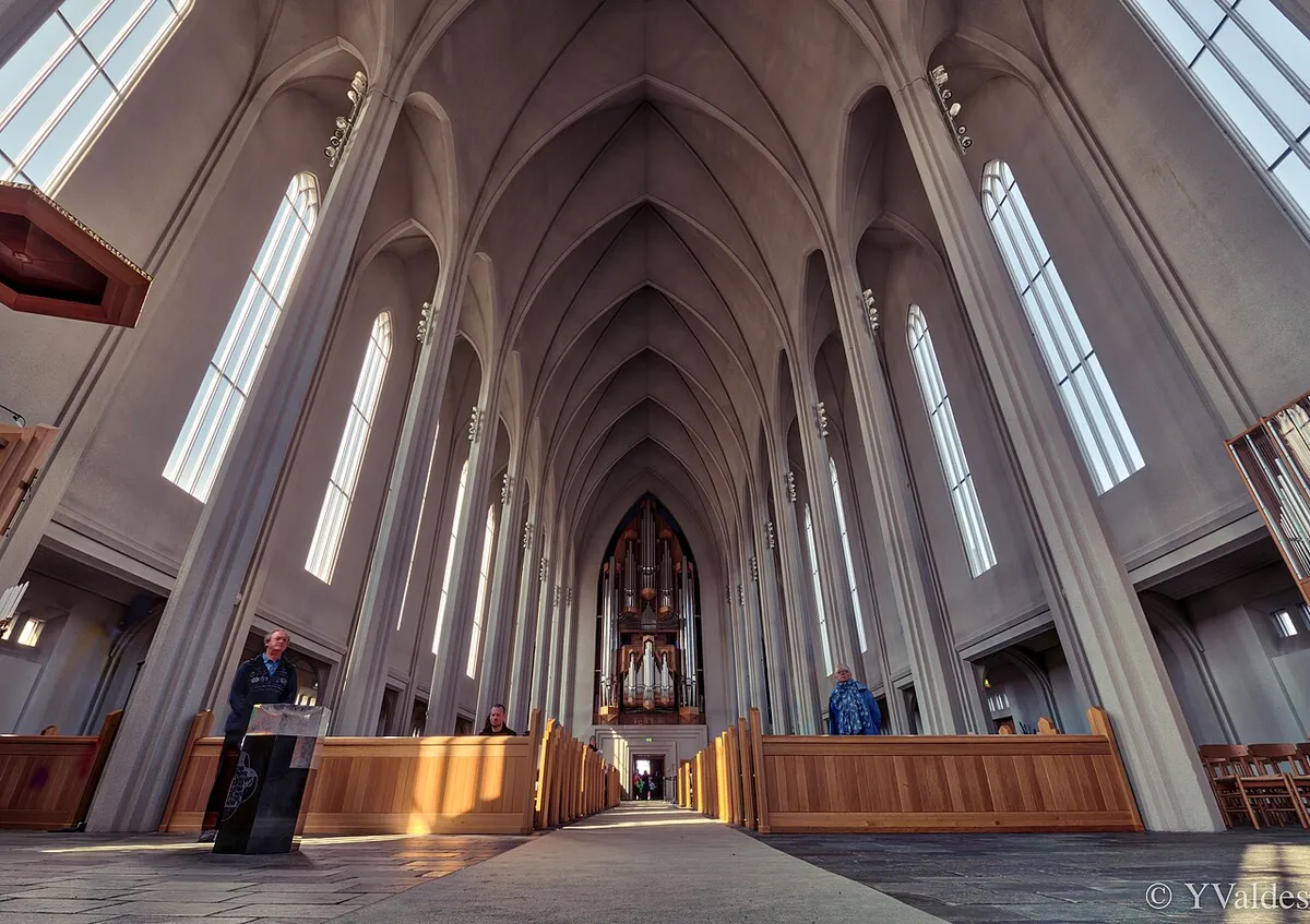 Situated on a hilltop near the centre of Reykjavík, the church is one of the city's best-known landmarks and is visible throughout the city. State Architect Guðjón Samúelsson's design of the church was commissioned in 1937. It took 41 years to build the church: construction started in 1945 and ended