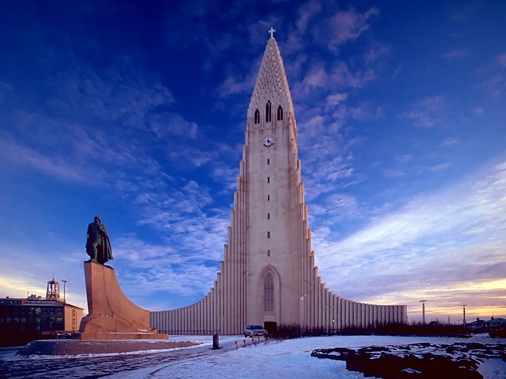 Hallgrímskirkja, a statue of Leifr Eiríksson is shown on the picture. The image was enhanced by MarkSweep doing some image processing using The Gimp.