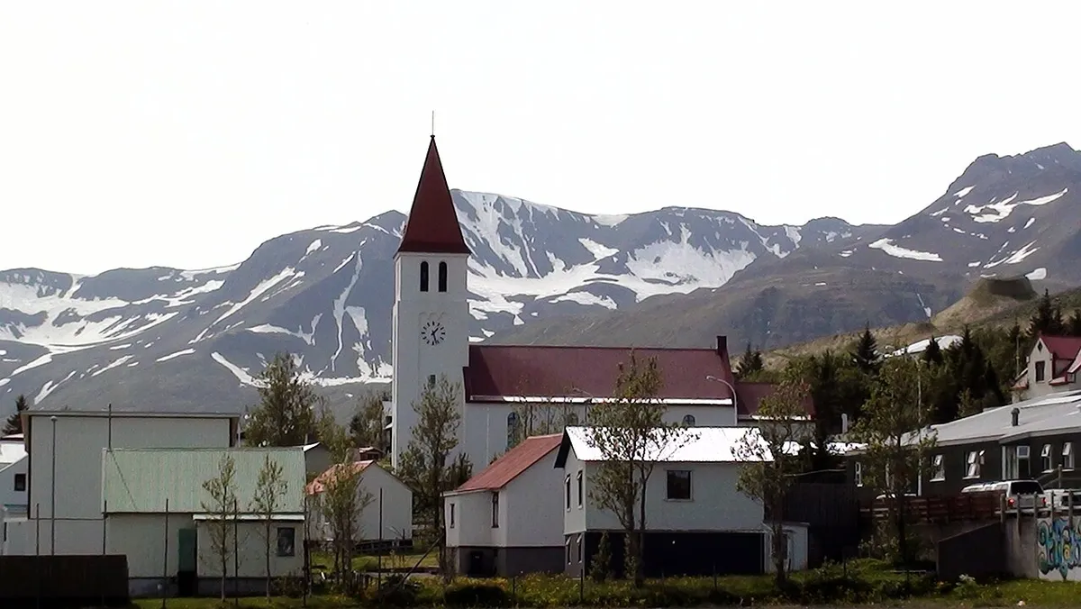 A photo of the church in Siglufjörður, with typical Icelandic landscape in the background.