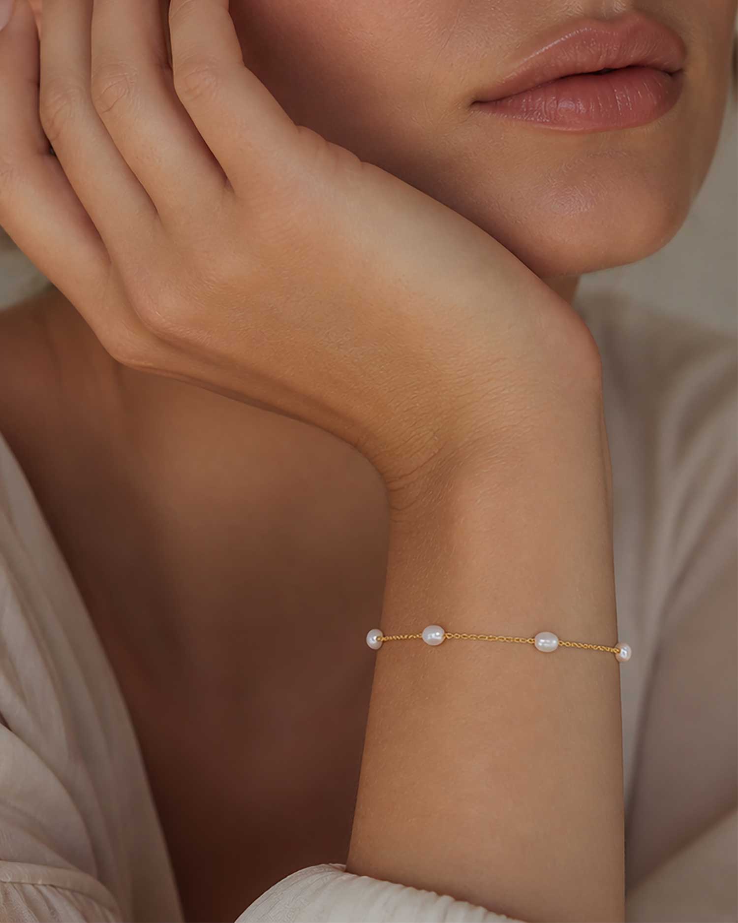 Lumi – Gold Pearl Chain Bracelet 2