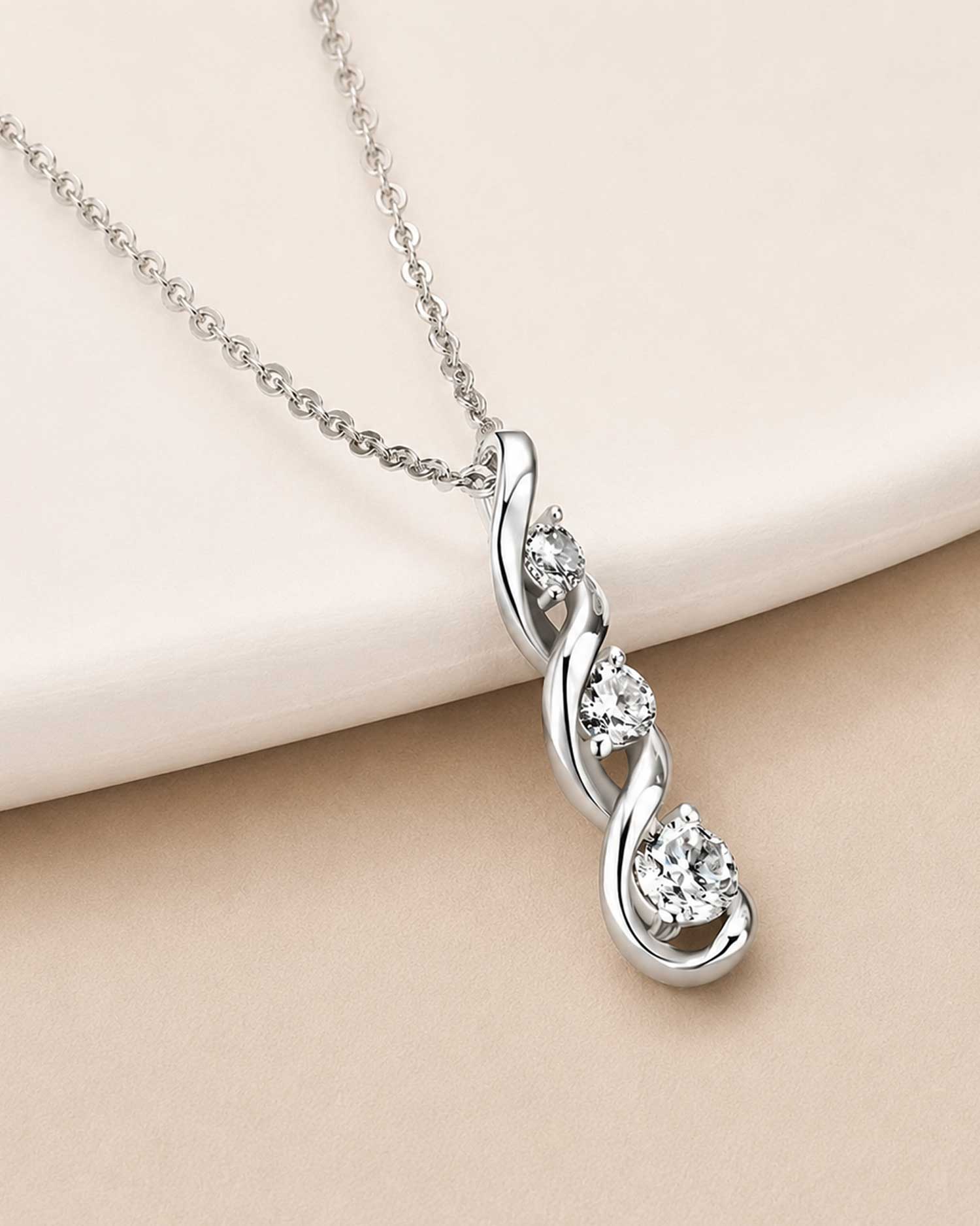 Arviela – Moissanite Twist Pendant Necklace