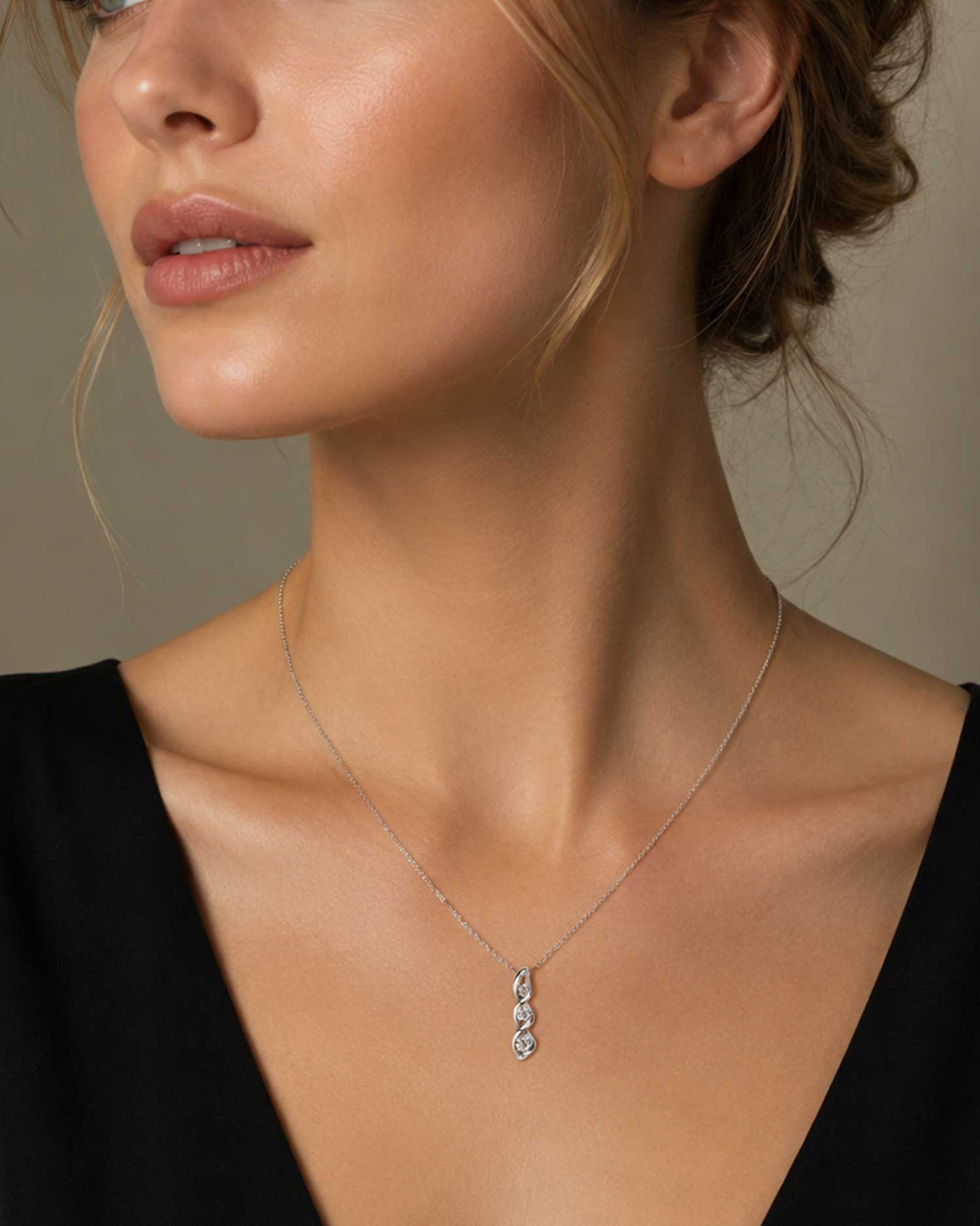 Arviela – Moissanite Twist Pendant Necklace 3