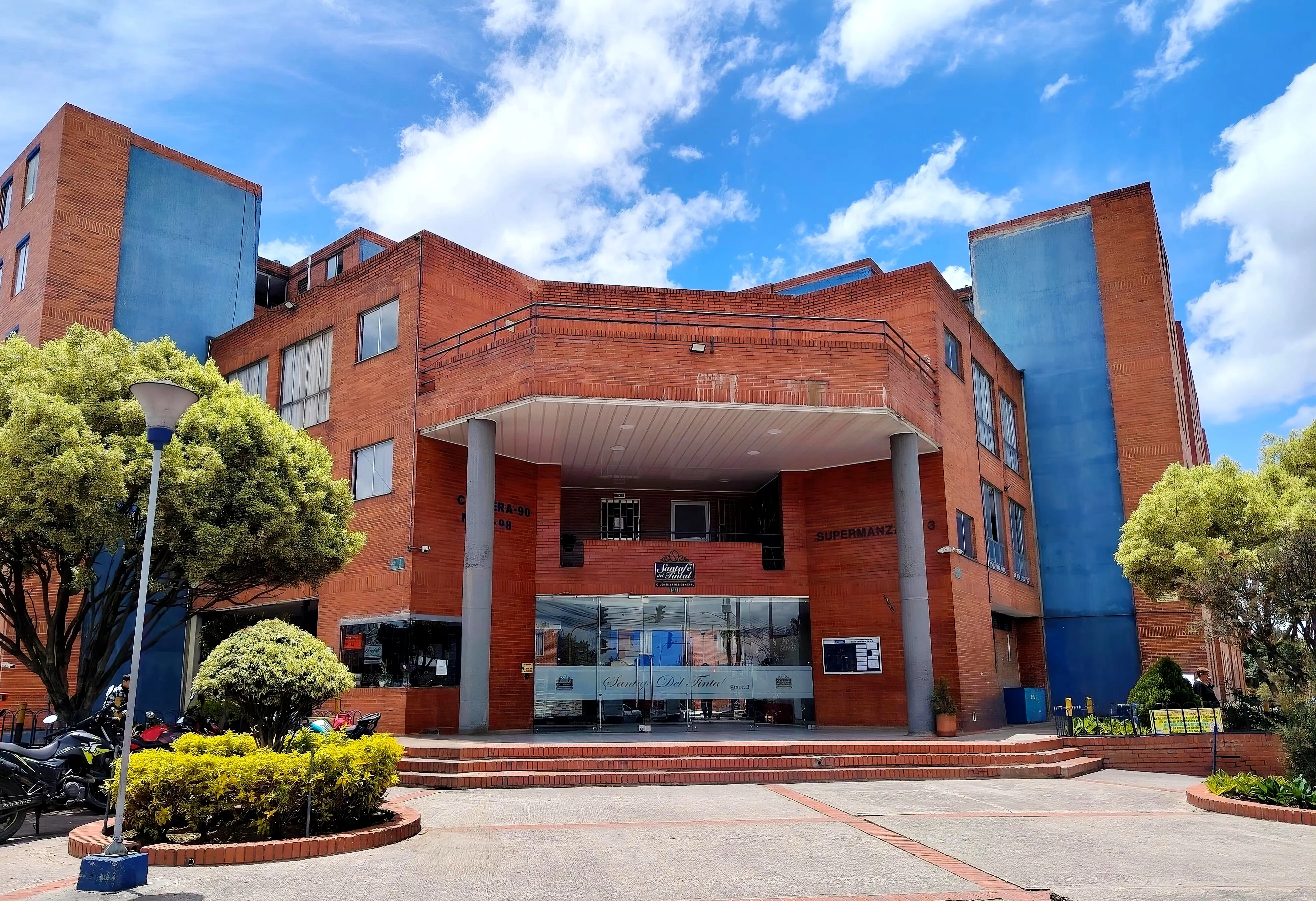 Entrada principal del Conjunto Residencial Santafe Del Tintal 3.