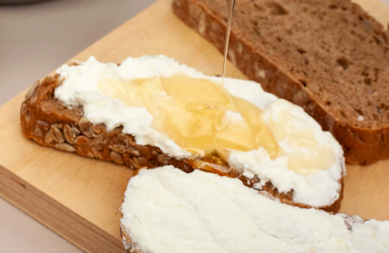 Pane integrale con ricotta e miele