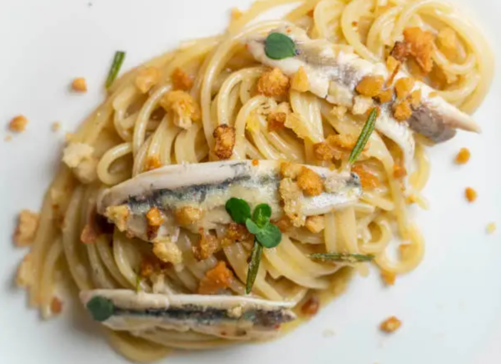 Linguine con acciughe, pangrattato e limone