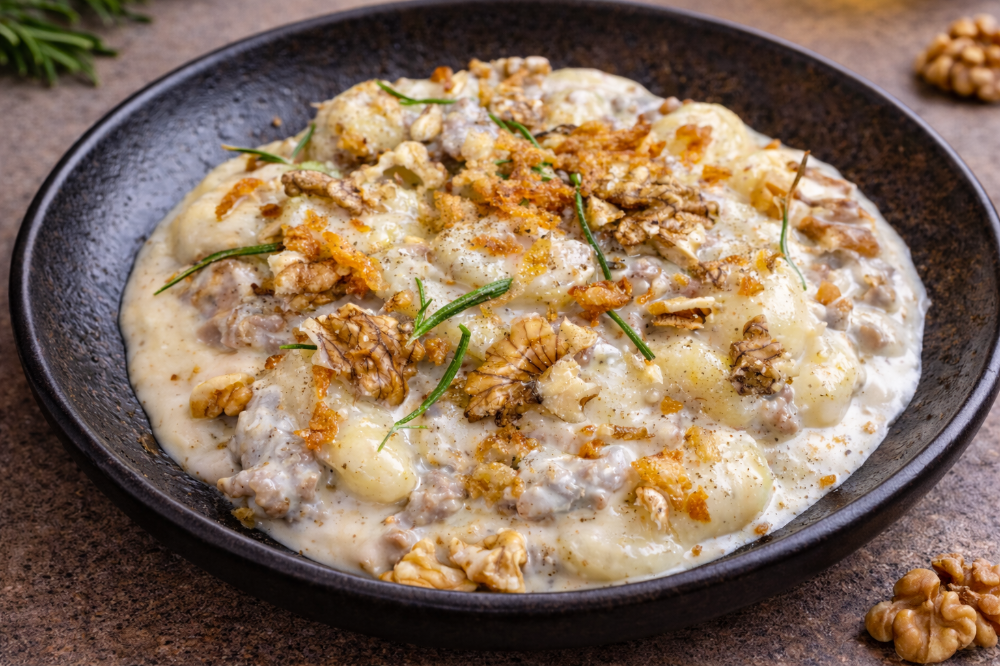 Gnocchi con crema alle noci e salsiccia