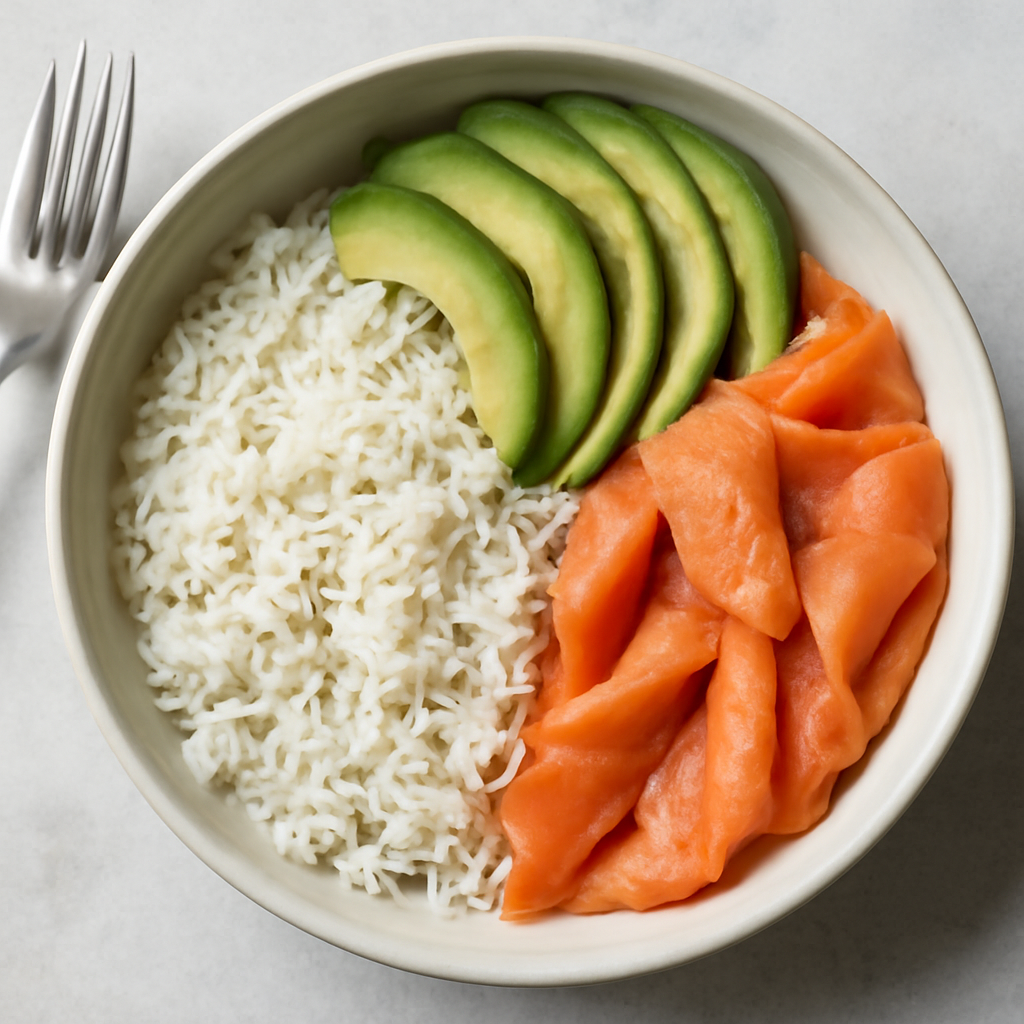 Bowl di riso basmati con avocado e salmone affumicato