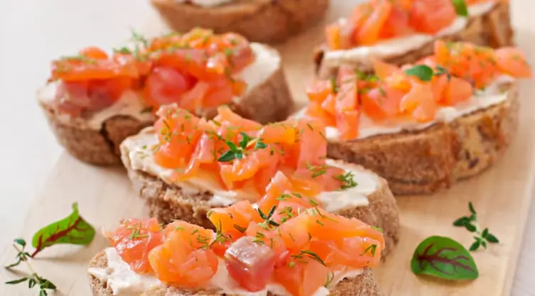 Bruschette con salmone marinato e formaggio spalmabile al limone