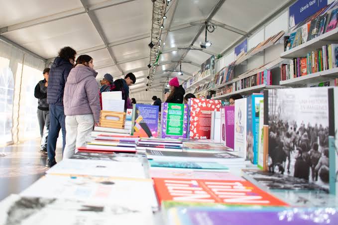 La columna negra: Alicia Escardó sobre ferias de libros y semanas negras