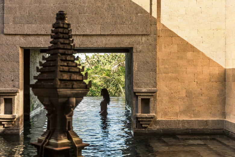 COMO-Shambhala-Estate_COMO-Suite-in-Umabona-residence-pool-view.jpg