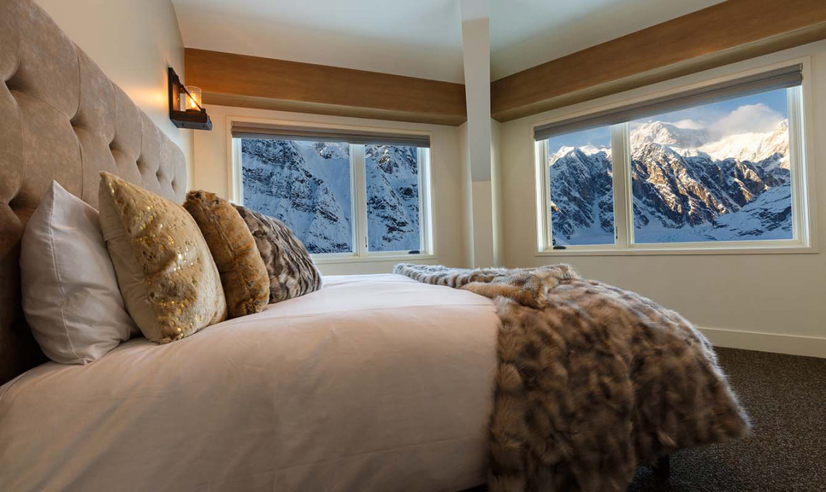 Sheldon-Chalet-home-slider-bedroom.jpg